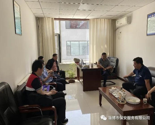 公司黨委書記、董事長(zhǎng)竇文鋒陪同省公安廳駐點(diǎn)組、市公安局治安支隊(duì)領(lǐng)導(dǎo)對(duì)我公司進(jìn)行專項(xiàng)檢查.jpg
